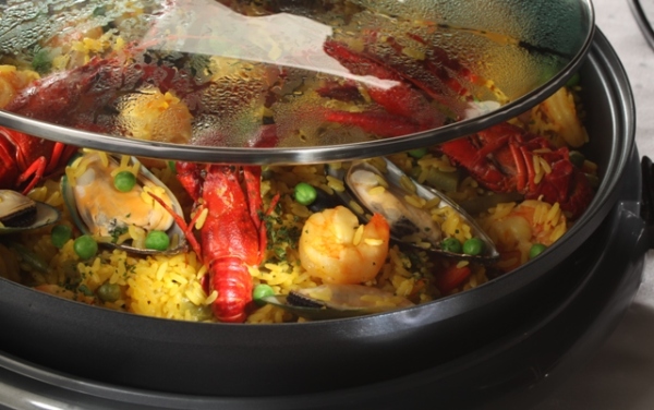 Paella se třemi druhy masa