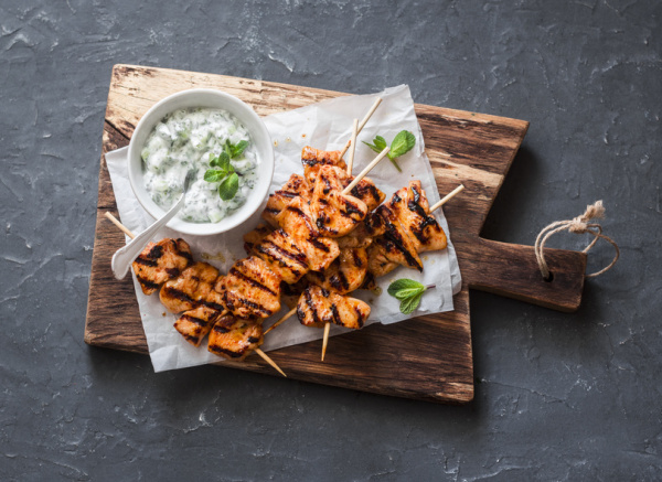 Kuřecí souvlaki na kari s tzatziky