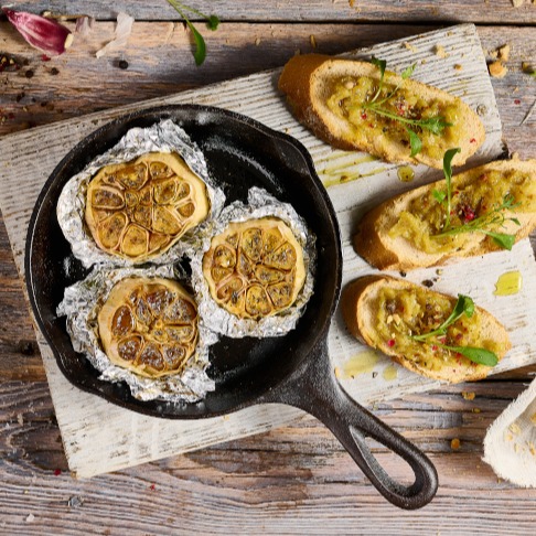 Pečený bílý česnek s medvědím česnekem a pepřem