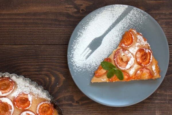 Meruňkový clafoutis se skořicí