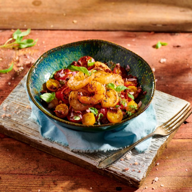 Salát s krevetami a opálenými rajčaty