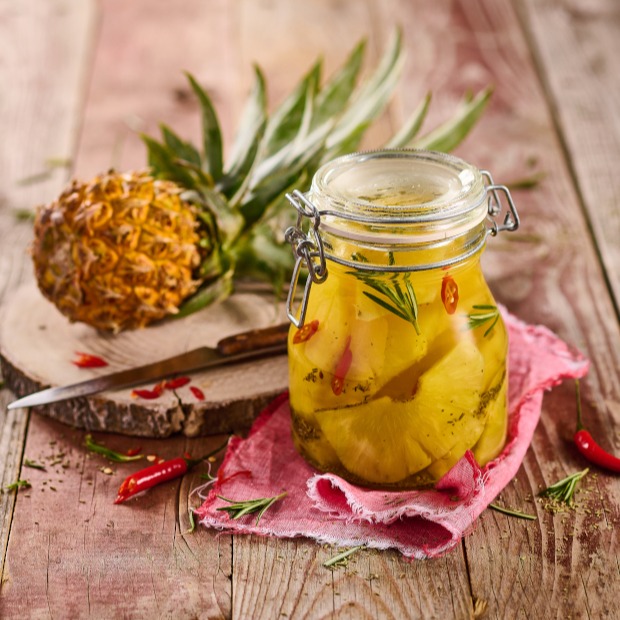 Nakládaný ananas s chilli, rozmarýnem a zázvorem