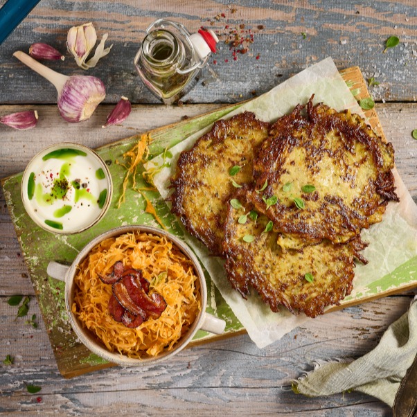 Domácí bramborák s nakládaným zelím