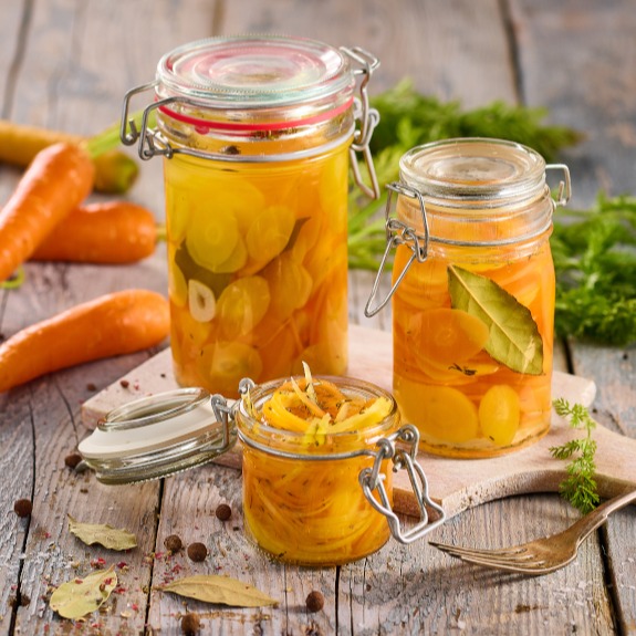 Nakládaná mrkev (žlutá a oranžová)