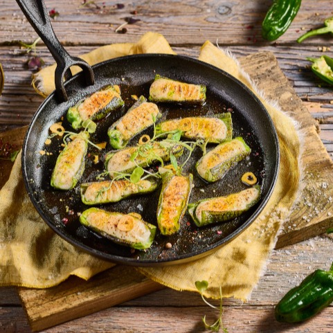 Spálené papričky padrón plněné bylinkovým sýrem