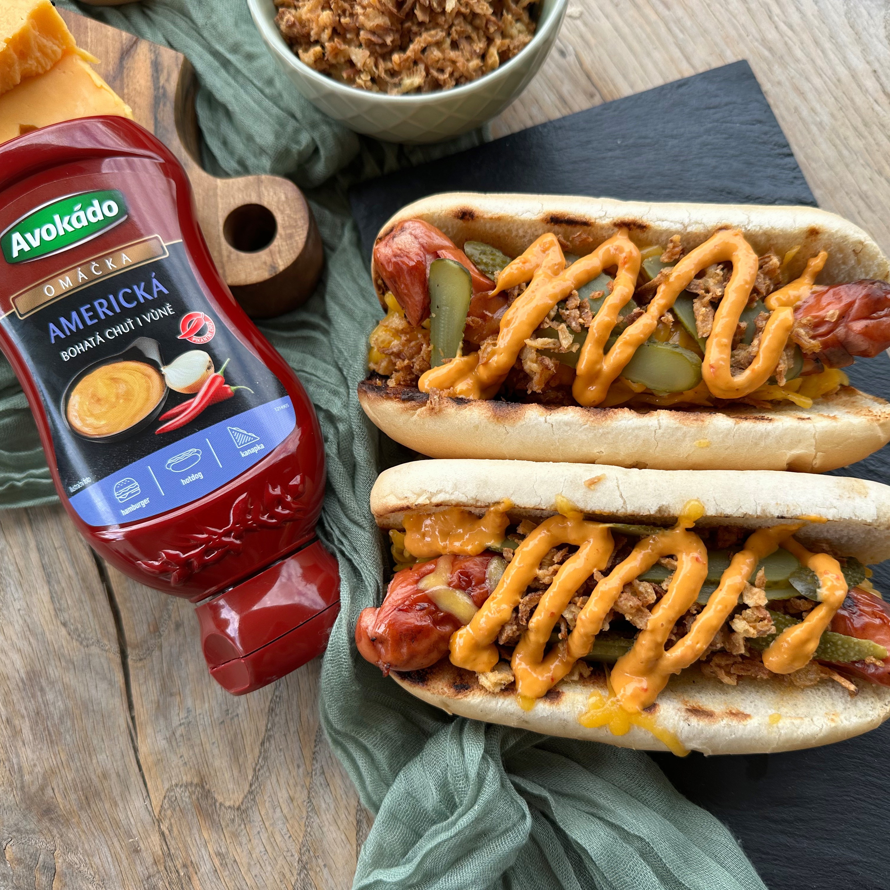 Americký hot dog s čedarem a křupavou cibulkou