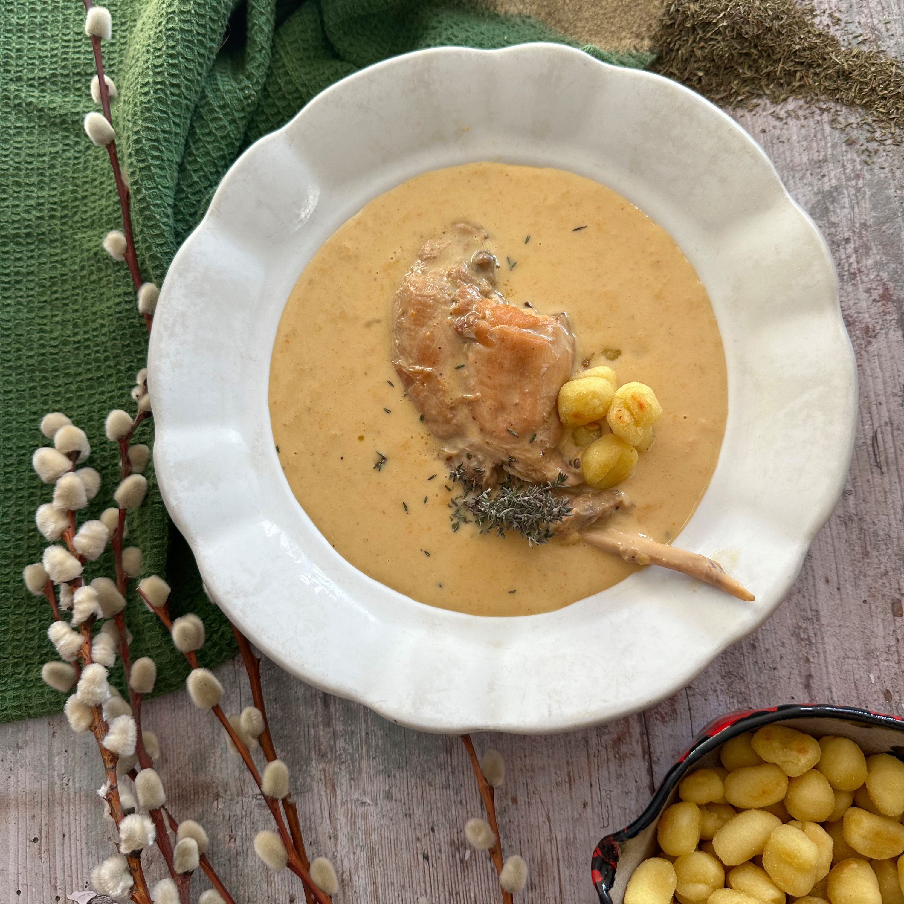 Králičí stehna na česneku a smetaně