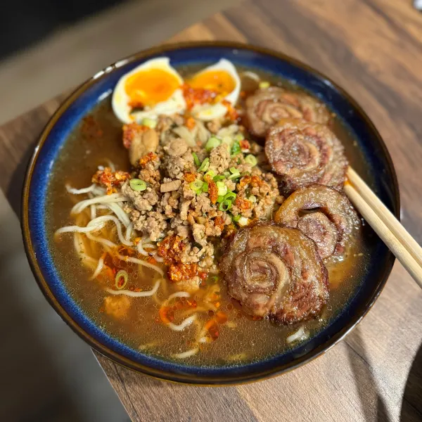 Miso ramen s rolovaným chashu bůčkem