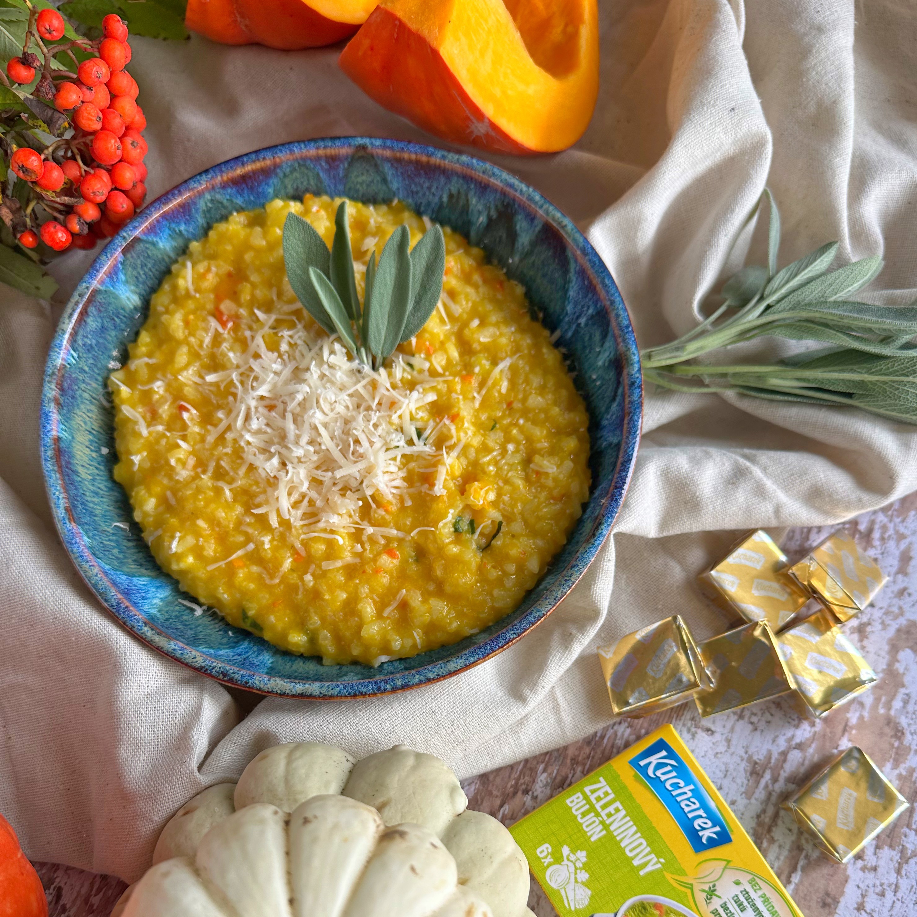 Krémové dýňové rizoto s dokřupava opečenou šalvějí a parmezánem