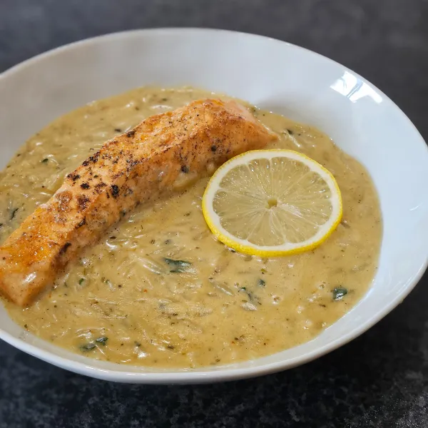 Krémové citronovo-česnekové orzo s lososem