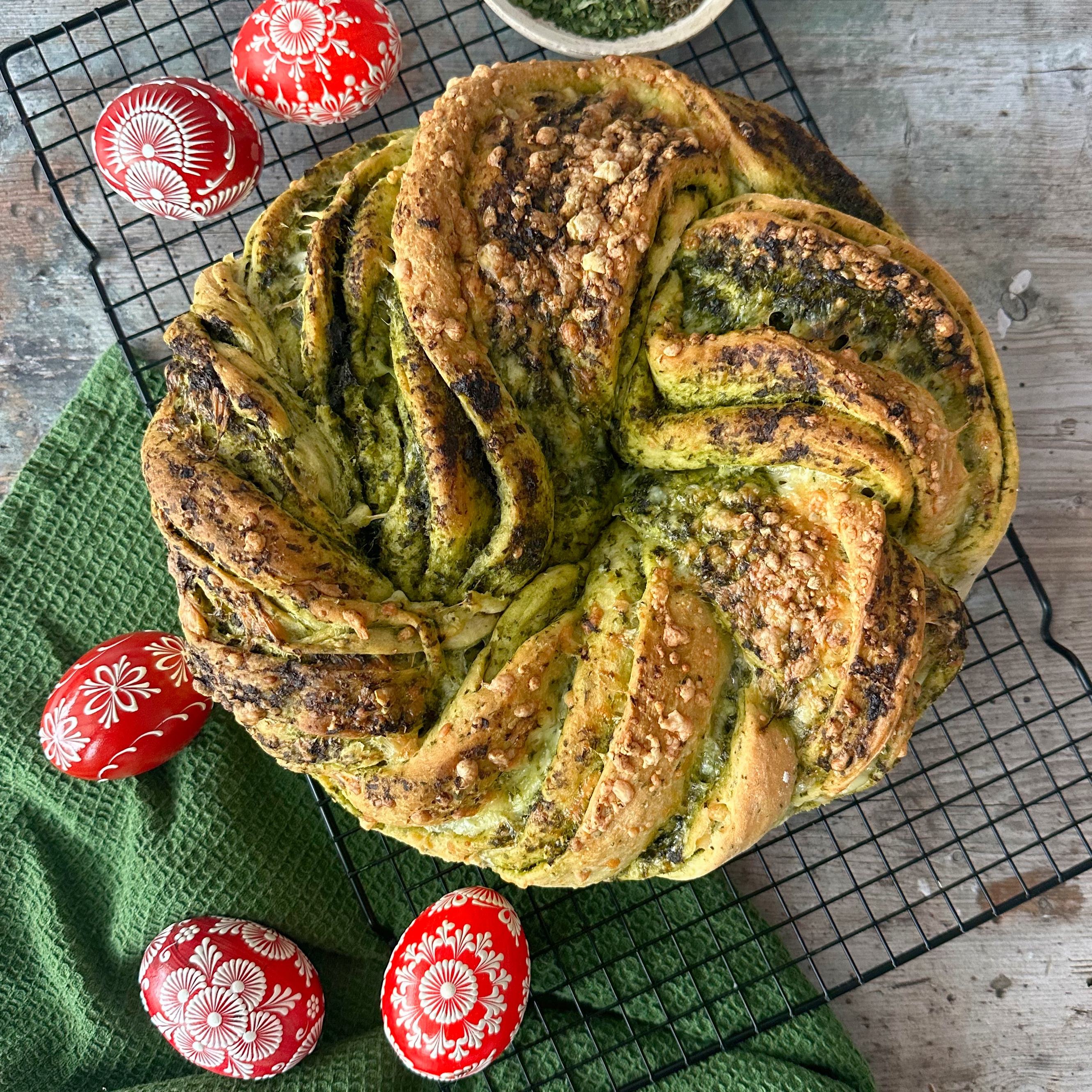 Slaný velikonoční věnec s medvědím česnekem a goudou