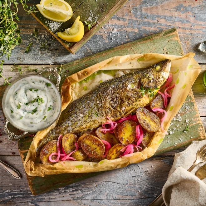 Mořský vlk s nakládanou červenou cibulí a bramborovým salátem