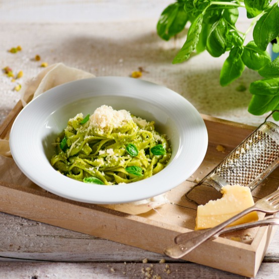 Domácí těstoviny s bazalkovým pestem