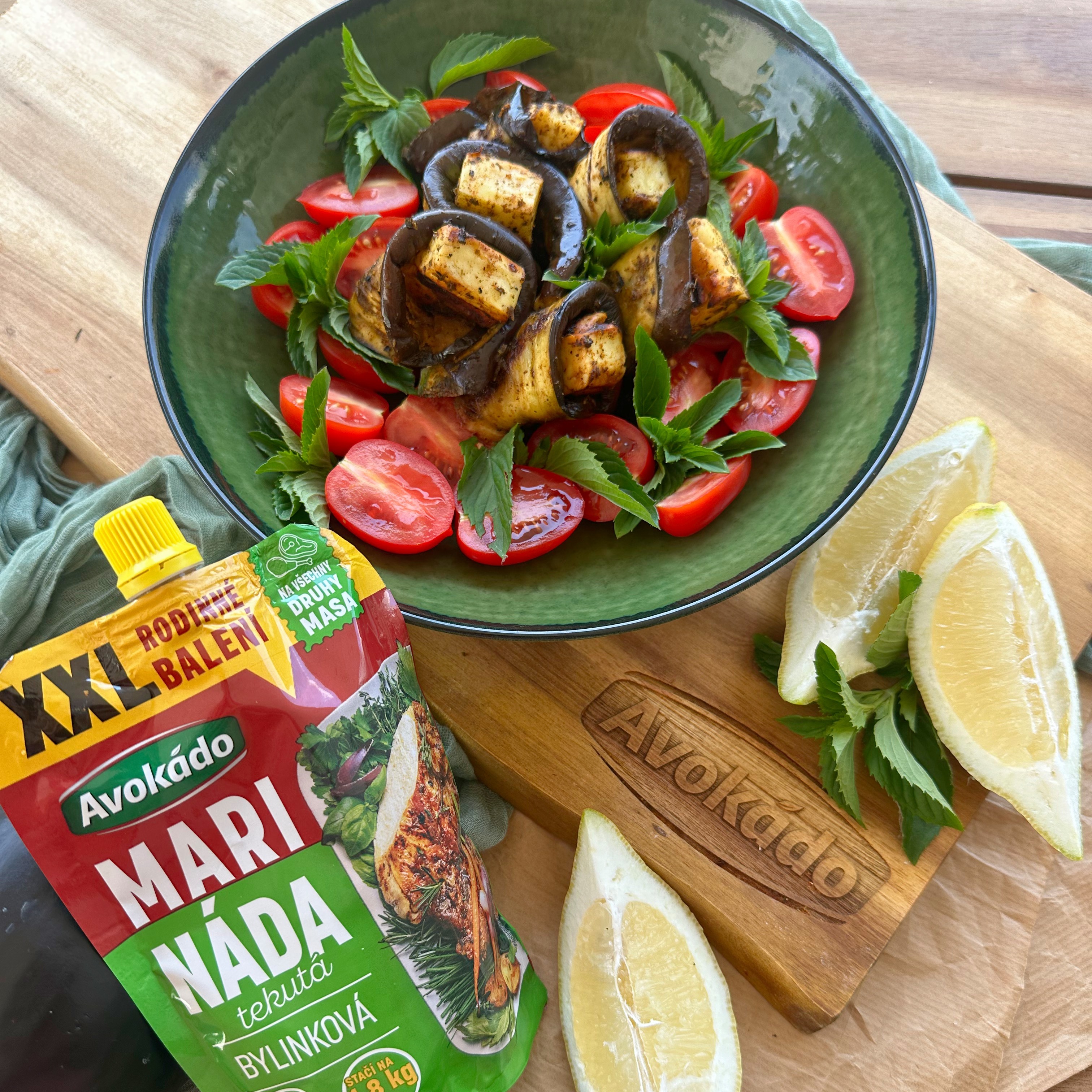 Grilované lilkové závitky se sýrem halloumi a bylinkovou marinádou