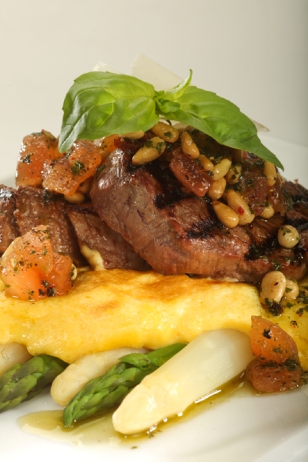 Steak mignon s chřestem a holandskou omáčkou