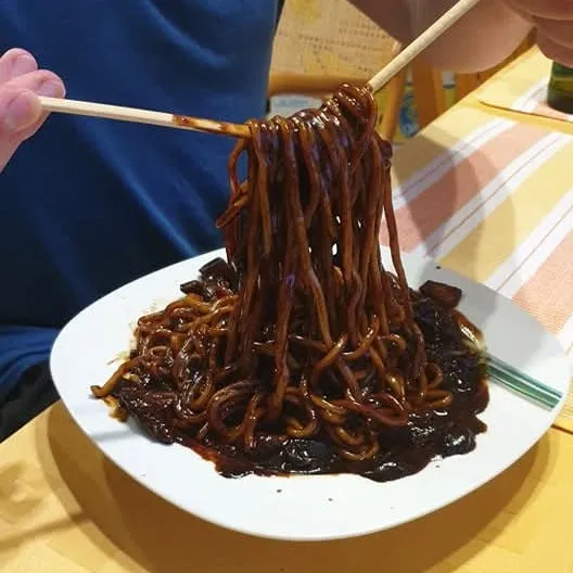 Jjajangmyeon s kimchi - 짜장면