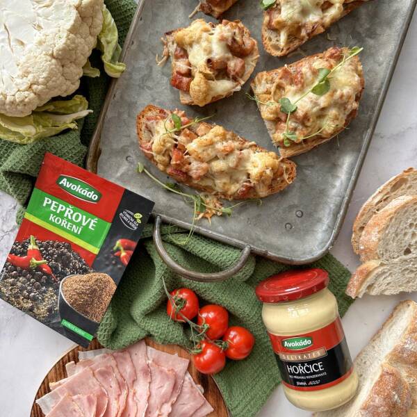 ZAPEČENÝ TOAST S KVĚTÁKEM A SLANINOU