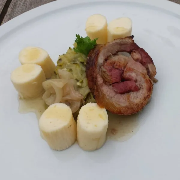 Marinovaná pečená roláda, cuketové zelíčko, smetanové válečky