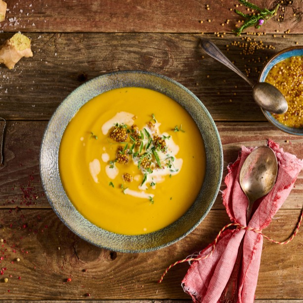 Mrkvová polévka s kokosovým mlékem a medovo-hrubozrnnou hořčicí