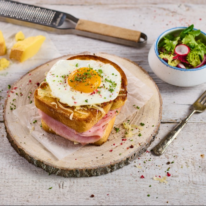 Croque Madame s bylinkovým máslem a jarním salátkem