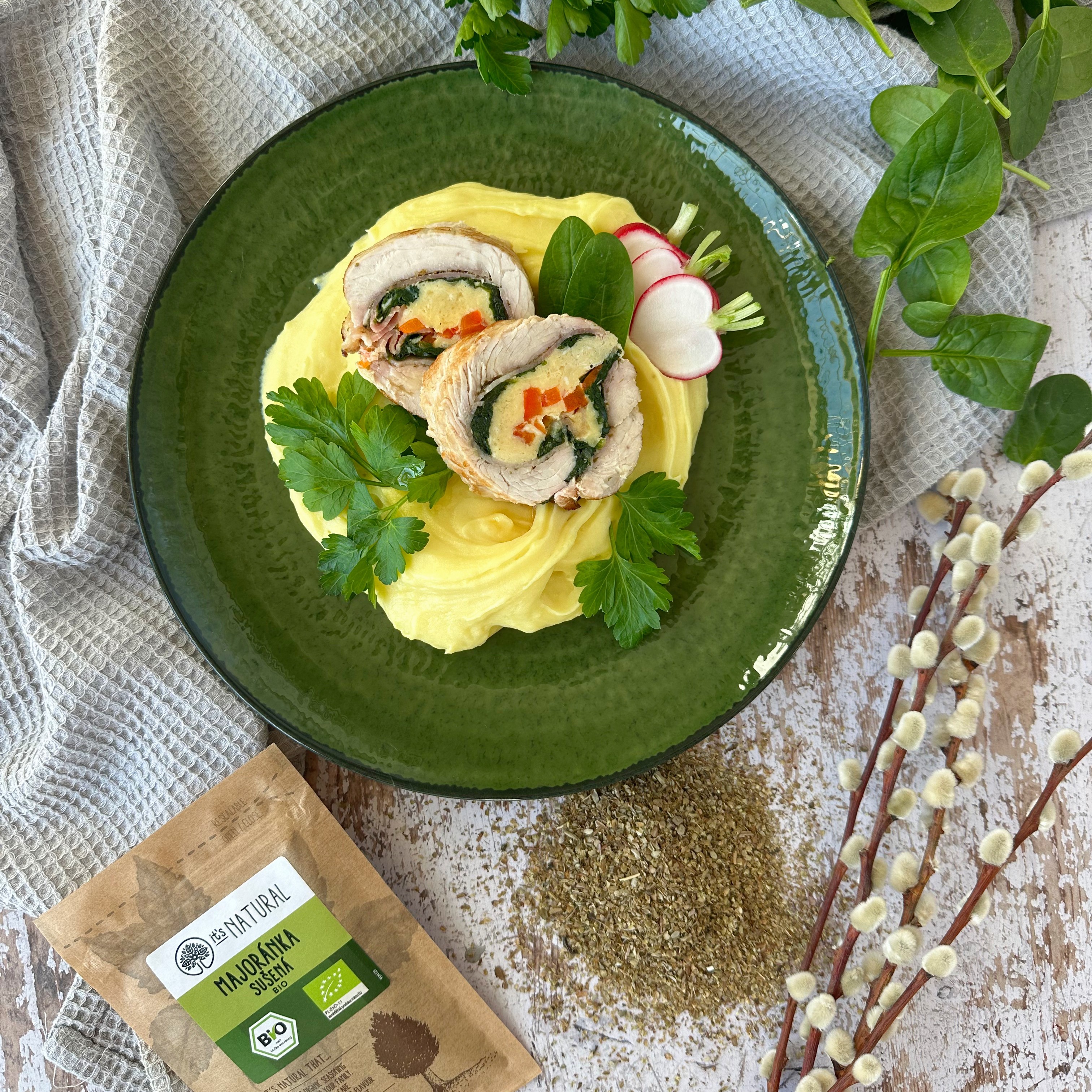 Krůtí roláda se špenátem, slaninou a vajíčky