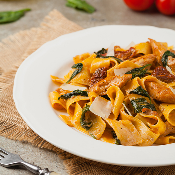 Pappardelle se špenátem a sušenými rajčaty