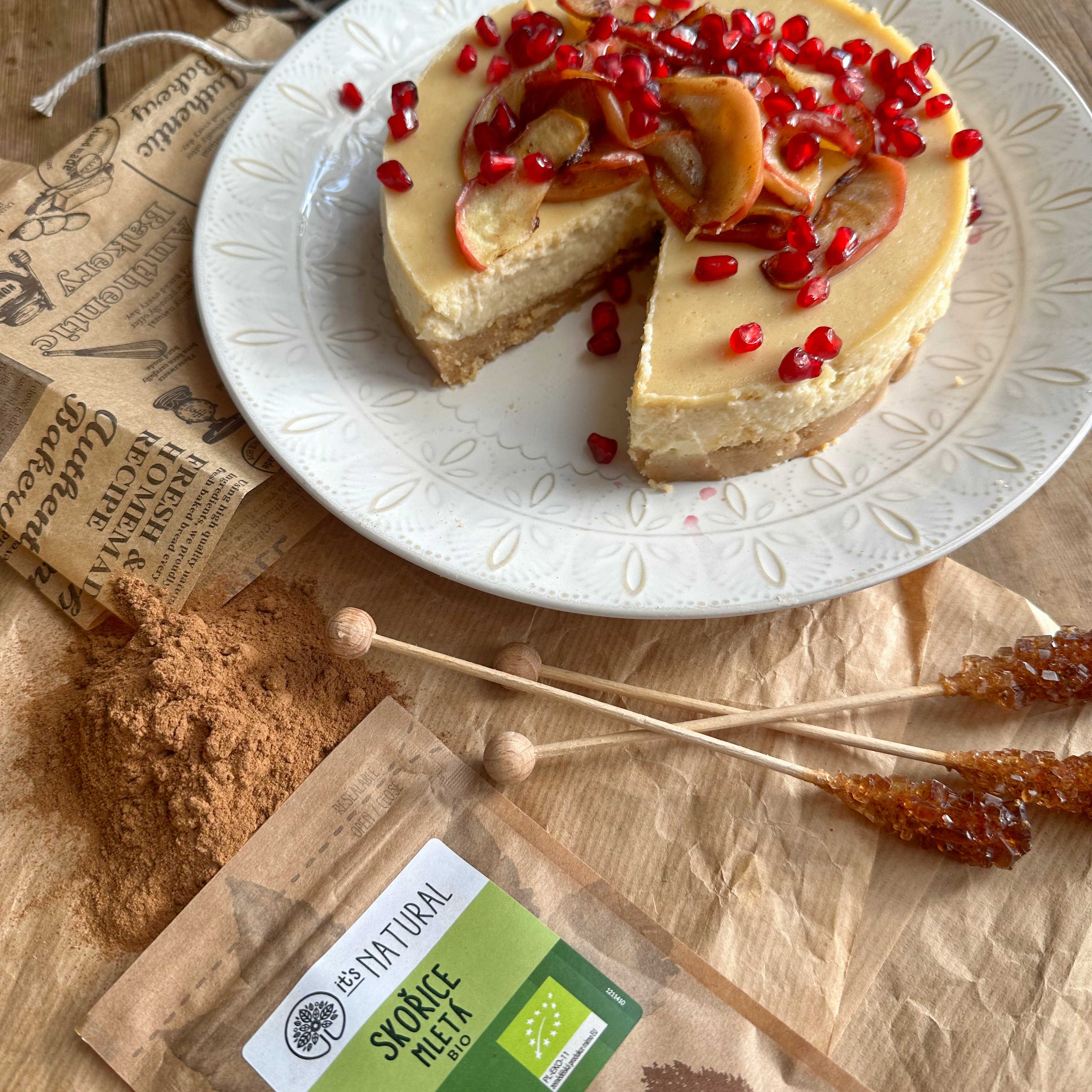 Jablkový cheesecake se skořicí