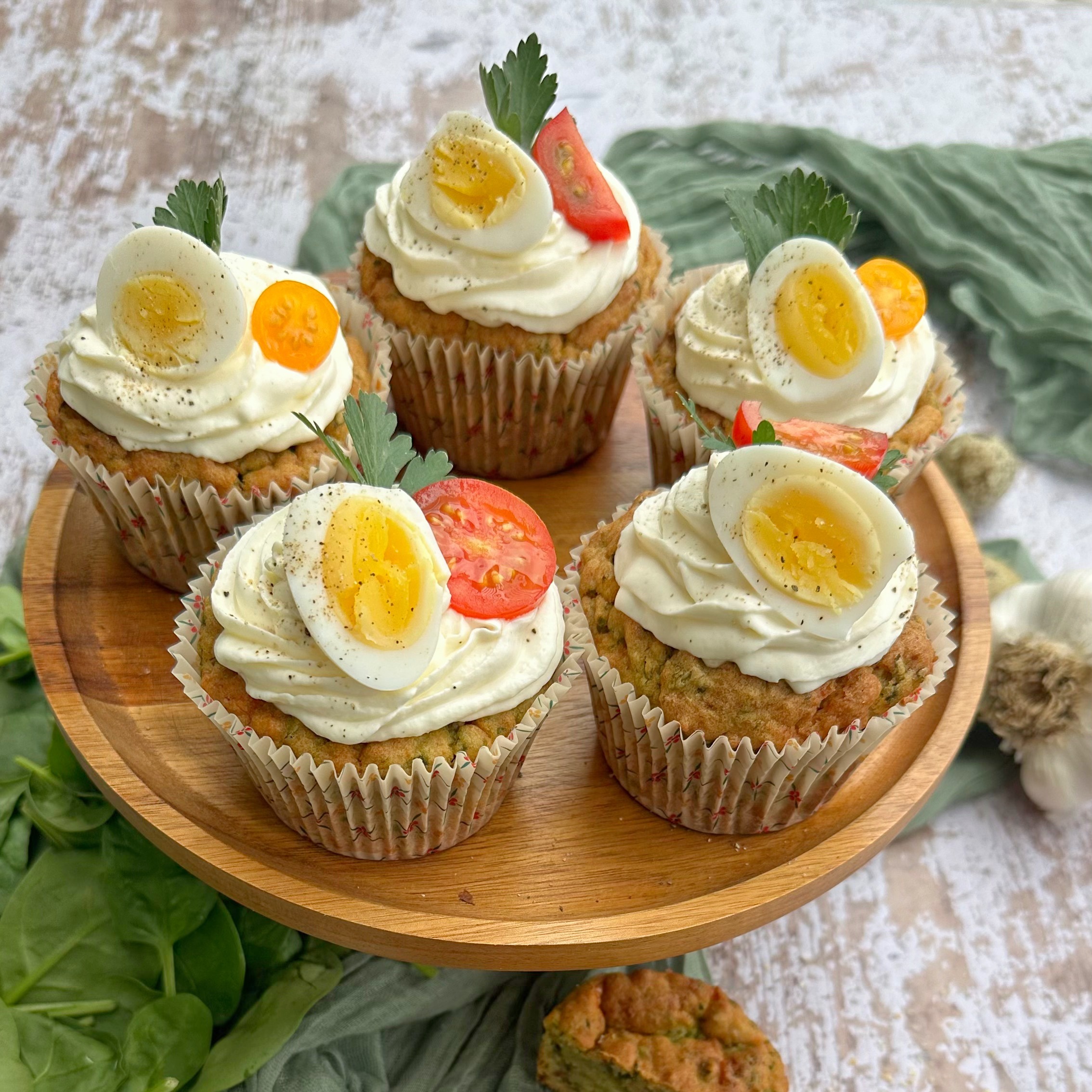 Slané cupcakes s česnekovým sýrem a křepelčími vejci