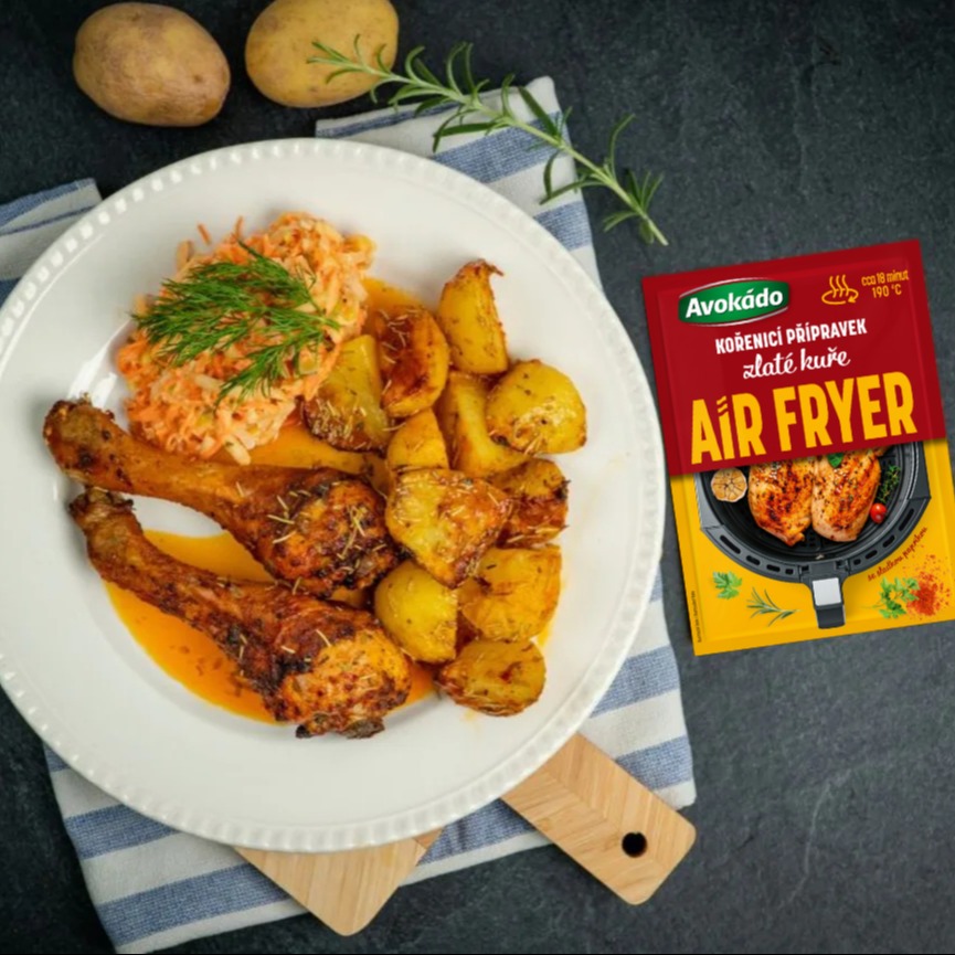Zlatavá kuřecí stehýnka pečená na bramborách z horkovzdušné fritézy